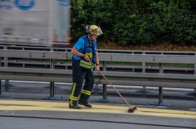 Wendlingen: Auffahrunfall zwischen zwei Lkw sorgt fuer lange Staus auf der A8